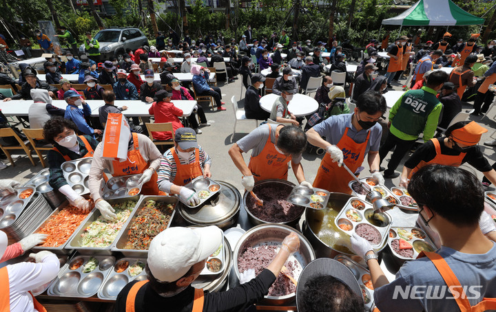 [서울=뉴시스] 권창회 기자 = 무료 급식소인 '밥퍼'를 운영하는 사회복지법인 다일복지재단이 동대문구청을 상대로 제기한 무허가 건물 철거 시정 명령 취소 소송에서 최종 승소했다. 사진은 서울 동대문구 다일공동체 밥퍼나눔운동본부에서 관계자들이 어버이날 행사 일환으로 밥퍼 나눔을 하고 있는 모습. 2026.04.30. kch0523@newsis.com