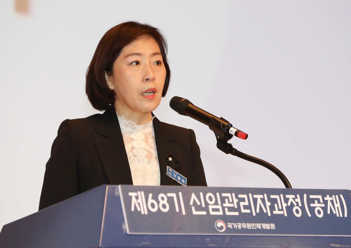 [서울=뉴시스] 신영숙 국가공무원인재개발원장이 지난달 8일 충북 진천군 국가인재원에서 열린 '제68기 신임관리자과정 입교식'에서 입교사를 하고 있다. (사진=인사혁신처 제공) 2023.05.08. photo@newsis.com *재판매 및 DB 금지