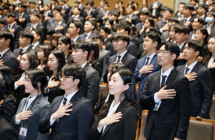 [서울=뉴시스] 지난해 5월8일 충북 진천군 국가공무원인재개발원에서 열린 '제68기 신임관리자과정 입교식'에서 교육생들이 국민의례를 하고 있는 모습. (사진=인사혁신처 제공) 2023.05.08. photo@newsis.com *재판매 및 DB 금지
