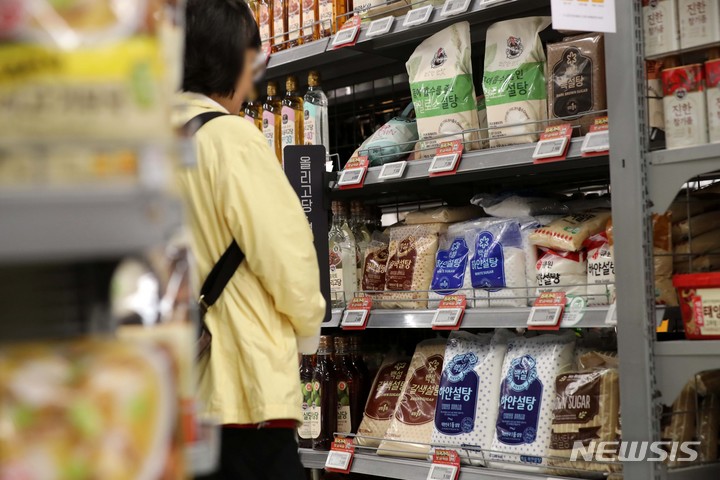 [서울=뉴시스] 김선웅 기자 = 지난달 세계 식량 가격이 13개월 만에 오름세로 전환했다. 유엔 식량농업기구가 발표한 지난달 세계식량가격지수는 전월보다 0.6% 상승한 127.2포인트로 집계됐으며 설탕은 전월보다 17.6% 오른 149.4p로 3개월 연속 상승했다. 이는 2011년 10월 이후 가장 크게 오른 수준이다. 8일 서울의 한 대형마트에서 설탕이 판매되고 있다. 2023.05.08. mangusta@newsis.com