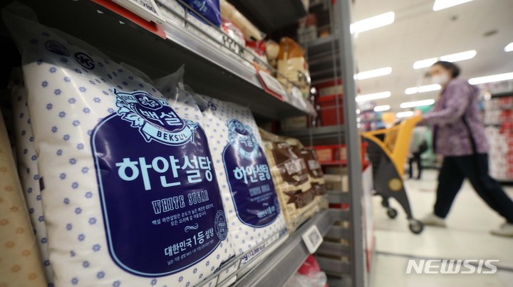 [서울=뉴시스] 김선웅 기자 = 서울의 한 대형마트에서 설탕이 판매되고 있다. 2023.05.08. mangusta@newsis.com