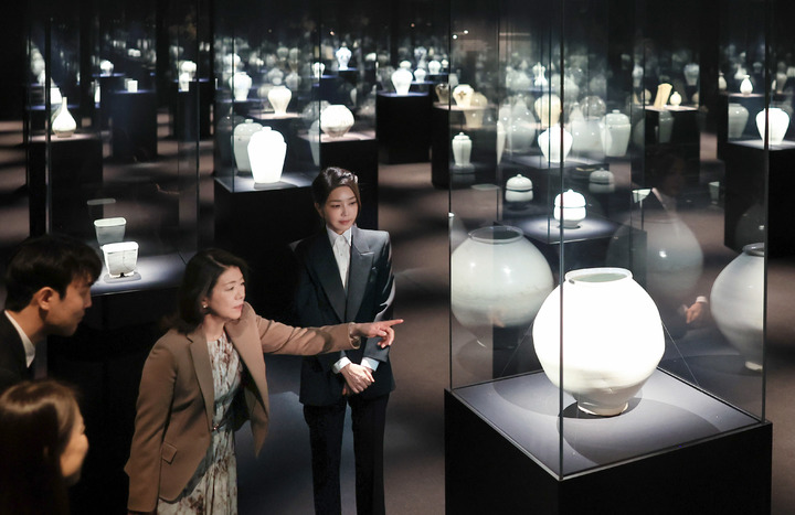[서울=뉴시스] 윤석열 대통령 부인 김건희 여사와 기시다 후미오 일본 총리 부인 유코 여사가 8일 서울 용산구 리움미술관에서 진행중인 '조선의 백자, 군자지향' 특별전을 감상하고 있다. (사진=대통령실 제공) 2023.05.08. photo@newsis.com *재판매 및 DB 금지