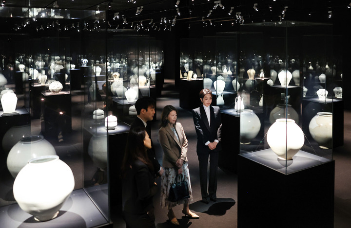 [서울=뉴시스] 윤석열 대통령 부인 김건희 여사와 기시다 후미오 일본 총리 부인 유코 여사가 8일 서울 용산구 리움미술관에서 진행중인 '조선의 백자, 군자지향' 특별전을 감상하고 있다. (사진=대통령실 제공) 2023.05.08. photo@newsis.com *재판매 및 DB 금지