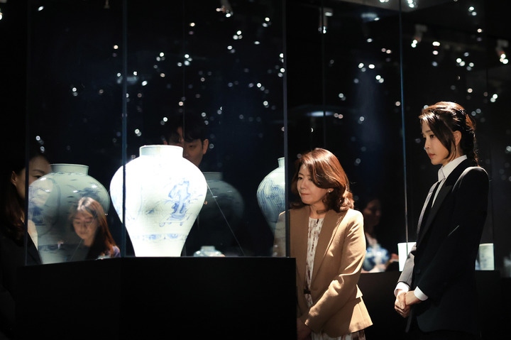 [서울=뉴시스] 윤석열 대통령 부인 김건희 여사와 기시다 후미오 일본 총리 부인 유코 여사가 8일 서울 용산구 리움미술관에서 진행중인 '조선의 백자, 군자지향' 특별전을 감상하고 있다. (사진=대통령실 제공) 2023.05.08. photo@newsis.com *재판매 및 DB 금지