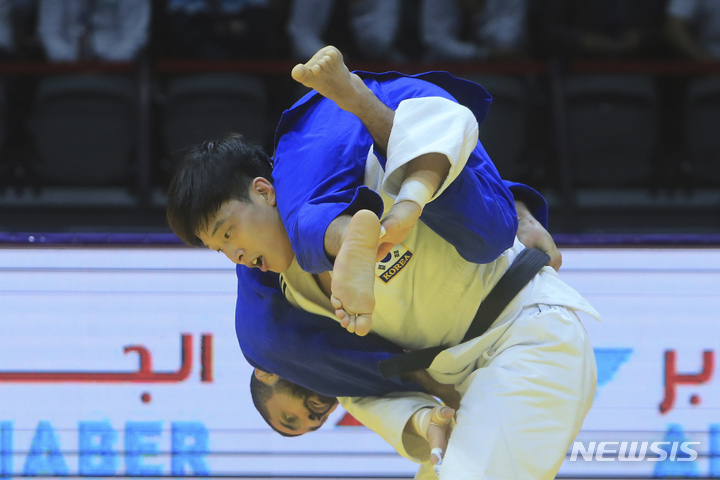 [도하=AP/뉴시스] 안바울이 8일(현지시각) 카타르 도하에서 열린 세계유도선수권대회 남자 -66kg급 동메달 결정전에서 왈리드 키아르(프랑스)와 경기하고 있다. 안바울은 절반을 내주며 패해 메달 획득에 실패했다. 2023.05.09.