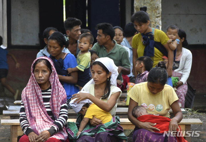 [라키푸르( 인도)=AP/뉴시스] 인도 마니푸르에서 부족간 충돌과 전투를 피해 달아난 피난민들이 2023년 5월7일 북동지역 아쌈주의 라키푸르에 있는 구호소에서 대피하고 있다.&nbsp; 마니푸르에서는 60명이 죽고 35000명이 피난했지만 정부는 5월 27일부터&nbsp; 쿠키 부족에 대한 단속으로 무장단체 소속 40명을 사살했다. 결국 마니푸르 주의 수석 장관이 오래 지연된 이 사건 책임을 지고 2월 9일 사퇴했다.&nbsp; 2025. 02.10. 