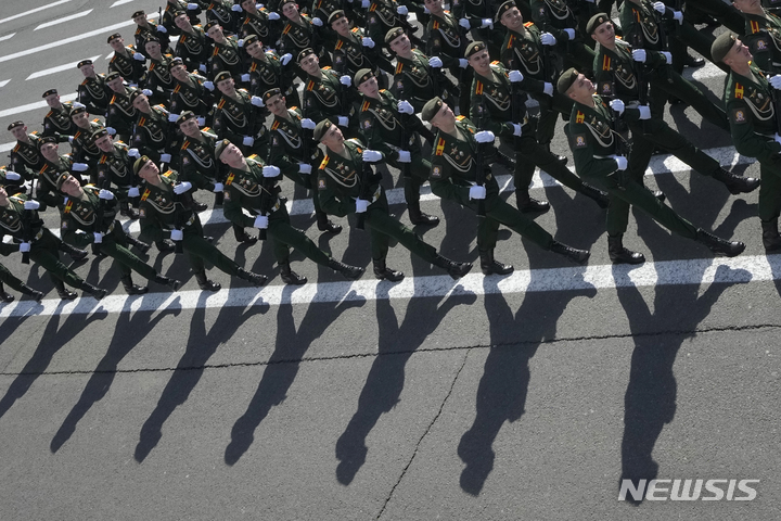 [상트페테르부르크=AP/뉴시스] 러시아 군인들이 9일(현지시간) 상트페테르부르크에서 열린 제78주년 전승절 열병식에서 행진하고 있다. 2023.05.10.