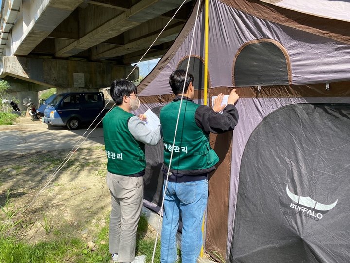 [대전=뉴시스] 조명휘 기자 = 대전시 공무원들이 하천내 불법행위를 단속하고 있다. (사진= 대전시 제공) 2023.05.09. photo@newsis.com *재판매 및 DB 금지