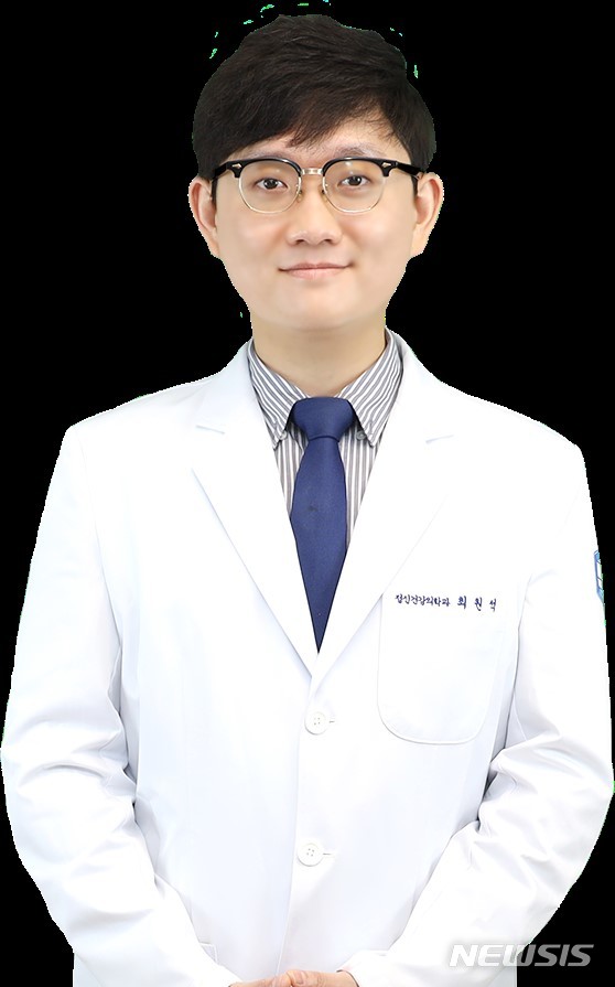 [서울=뉴시스] 최원석 여의도성모병원 정신건강의학과 교수. (사진= 여의도성모병원 제공) 2023.05.09. photo@newsis.com.