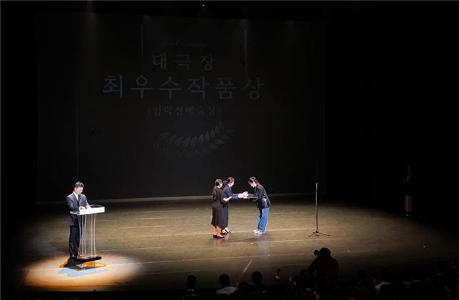 동덕여대 무용학과 수료생 임지애 씨(오른쪽). 사진 동덕여대 *재판매 및 DB 금지