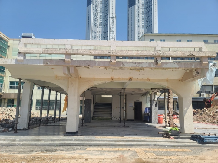 [청주=뉴시스] 1층 파사드(주출입구가 있는 건물 정면)만 남은 옛 청주시청 본관동. photo@newsis.com *재판매 및 DB 금지