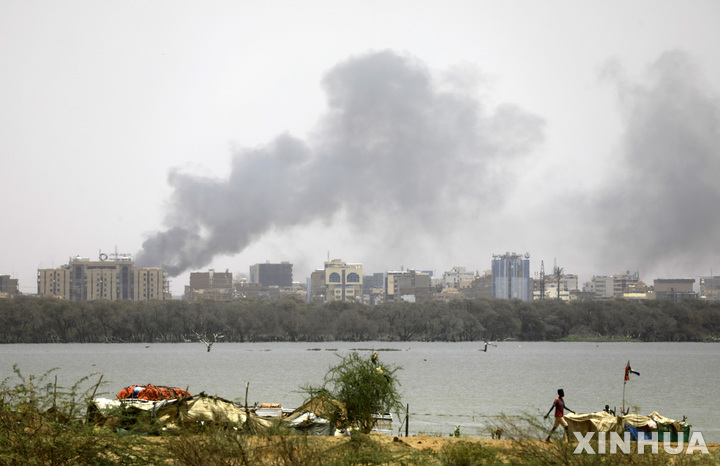 [ 신화/뉴시스] 수단의 수도 하르툼 시내에서 5월8일 포격과 전투로 인한 화재로 연기가 피어오르고 있다. 