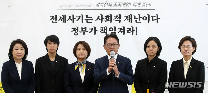 [서울=뉴시스] 고범준 기자 = 정의당 신임 원내대표로 선출된 배진교 의원이 9일 오전 서울 여의도 국회에서 열린 의원총회에서 취임사를 하고 있다. 2023.05.09. bjko@newsis.com