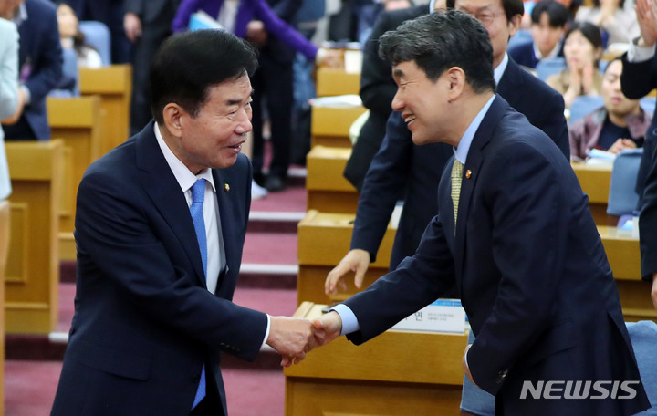 [서울=뉴시스] 김진표 국회의장이 지난 5월9일 오전 서울 여의도 국회에서 열린 '인공지능(AI)의 교육개혁, 무엇부터 해야 하는가?'를 주제로 한 제4회 국가현안토론회에 참석하며 이주호 사회부총리 겸 교육부 장관과 인사하고 있다. (사진=뉴시스DB). 2023.12.05. photo@newsis.com