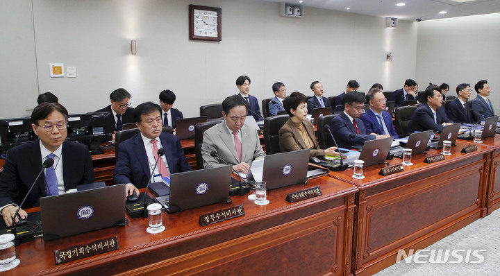 [서울=뉴시스] 홍효식 기자 = 대통령실 수석비서관 등 참모들이 9일 서울 용산 대통령실 청사에서 열린 국무회의에서 윤석열 대통령의 발언을 경청하고 있다. 왼쪽부터 이관섭 국정기획수석, 이진복 정무수석, 강승규 시민사회수석, 김은혜 홍보수석, 최상목 경제수석, 안상훈 사회수석, 김태효 국가안보실 제1차장, 복두규 인사기획관, 장성민 미래전략기획관. 2023.05.23. yesphoto@newsis.com