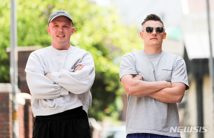 [서울=뉴시스] 김선웅 기자 = 유튜브 채널 '단앤조엘'을 운영하는 다니엘 브라이트(왼쪽)와 조엘 베넷이 9일 서울 마포구 성산동에서 뉴시스와 인터뷰를 앞두고 포즈를 취하고 있다. 2023.05.16. mangusta@newsis.com