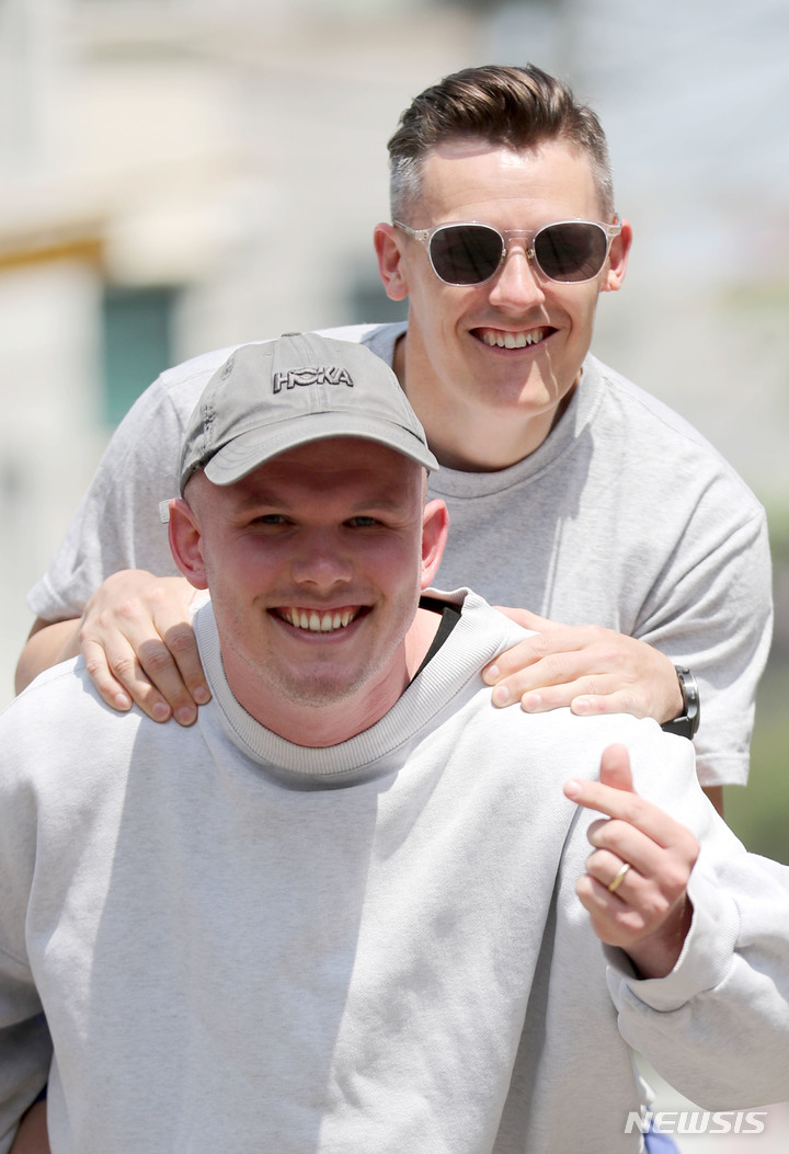 [서울=뉴시스] 김선웅 기자 = 유튜브 채널 '단앤조엘'을 운영하는 다니엘 브라이트(왼쪽)와 조엘 베넷이 9일 서울 마포구 성산동에서 뉴시스와 인터뷰를 앞두고 포즈를 취하고 있다. 2023.05.16. mangusta@newsis.com 