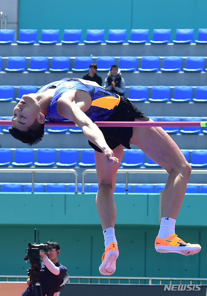 [예천=뉴시스] 이무열 기자 = 우상혁(용인시청)이 9일 오전 경북 예천스타디움에서 열린 제51회 KBS배 전국육상경기대회 남자 일반부 높이뛰기 결선에서 2m32를 넘고 있다. 2023.05.09. lmy@newsis.com