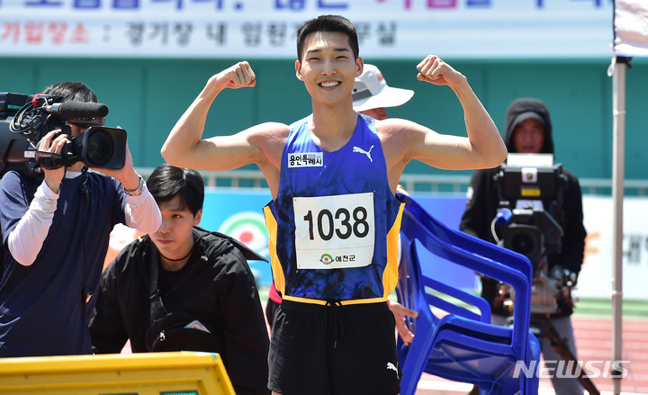 [예천=뉴시스] 이무열 기자 = 우상혁(용인시청)이 9일 오전 경북 예천스타디움에서 열린 제51회 KBS배 전국육상경기대회 남자 일반부 높이뛰기 결선에서 2m32에 성공한 뒤 세리머니를 하고 있다. 2023.05.09. lmy@newsis.com