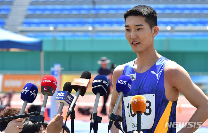 [예천=뉴시스] 이무열 기자 = 우상혁(용인시청)이 9일 오전 경북 예천스타디움에서 열린 제51회 KBS배 전국육상경기대회 남자 일반부 높이뛰기 결선에서 2m32를 성공한 뒤 기자들의 질문에 답하고 있다. 2023.05.09. lmy@newsis.com
