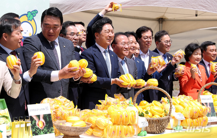 [서울=뉴시스] 추상철 기자 = 김기현 국민의힘 당 대표가 지난달 9일 오전 서울 여의도 국회에서 열린 '국회 성주군 농·특산물 홍보 직판행사'에서 참석자와 기념촬영을 하고 있다. 2023.05.09. scchoo@newsis.com