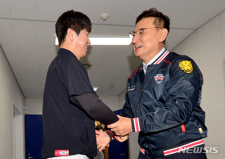 [광주=뉴시스] 김혜인 기자 = 김종국 KIA 감독과 심재학 신임 단장이 9일 오후 광주 북구 기아챔피언스필드에서 선수 상견례를 마친 뒤 인사하고 있다. 2023.05.09. hyein0342@newsis.com