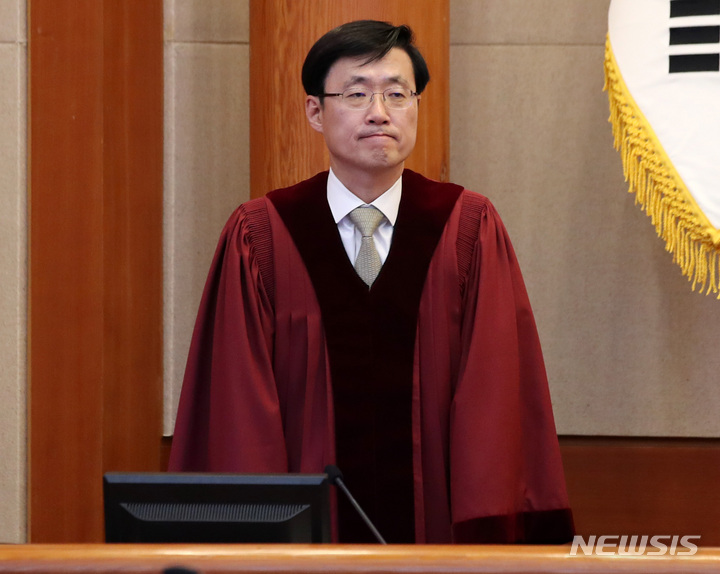 [서울=뉴시스]&nbsp; 지난5월 9일 오후 서울 종로구 헌법재판소 대심판정에서 이상민 행정안전부 장관의 탄핵심판 1차 변론기일에 김형두 헌법재판관이 참석하고 있다. 차기 대법원장 후보군이 김형두 헌법재판소 재판관, 조희대 전 대법관, 정영환 고려대 법학전문대학원 교수 등으로 압축된 것으로 5일 알려졌다. (공동취재사진) 2023.11.05. photo@newsis.com