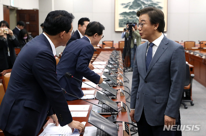 [서울=뉴시스] 이영환 기자 = 9일 오후 서울 여의도 국회에서 열린 정치개혁특별위원회 전체회의에서 더불어민주당 간사인 전재수(오른쪽) 의원과 국민의힘 간사인 김상훈 의원이 대화를 하고 있다. 2023.05.09. 20hwan@newsis.com