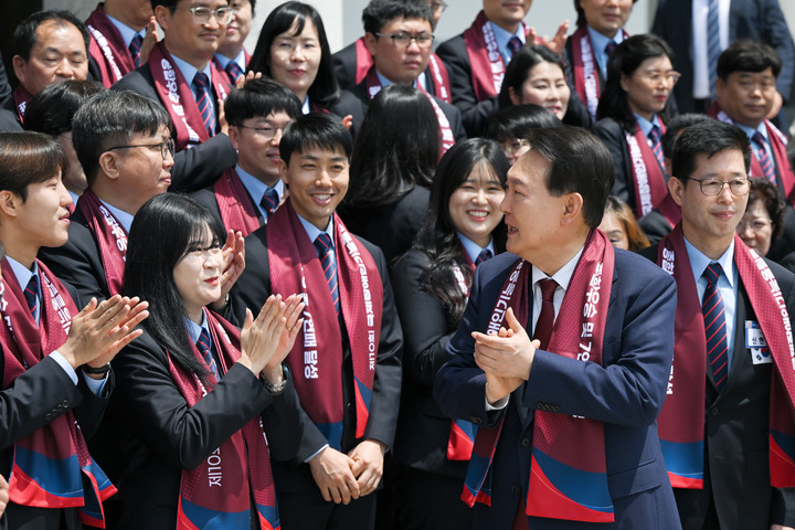 [서울=뉴시스] 윤석열 대통령이 9일 청와대 영빈관에서 열린 제10회 국제장애인기능올림픽대회 선수단 오찬에 앞서 선수들과 기념촬영을 한 뒤 박수치고 있다. (사진=대통령실 제공) 2023.05.09. photo@newsis.com *재판매 및 DB 금지