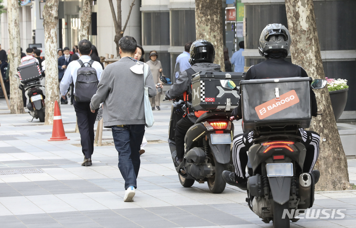 [서울=뉴시스] 김근수 기자 = 배달플랫폼 노동조합 소속 라이더들이 연쇄 파업 투쟁을 예고한 가운데 지난 9일 서울 시내의 배달 라이더들이 오토바이를 운전하고 있다. 2023.05.09. ks@newsis.com