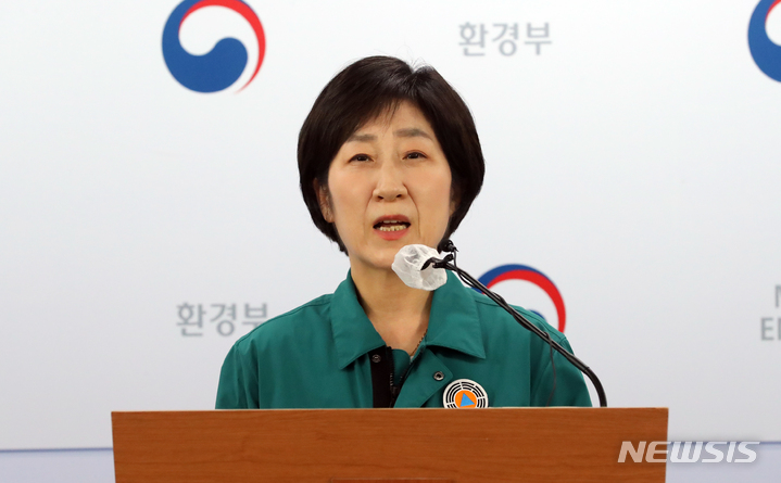 [세종=뉴시스] 강종민 기자 = 한화진 환경부 장관이 지난 9일 세종시 정부세종청사에서 여름철 자연재난대책기간 대비 홍수피해 방지대책을 발표하고 있다. 2023.05.10. ppkjm@newsis.com