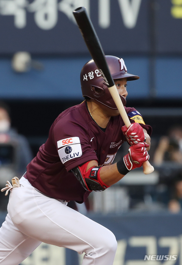 [서울=뉴시스] 김진아 기자 = 9일 서울 잠실야구장에서 열린 2023 KBO리그 LG 트윈스와 키움 히어로즈의 경기, 2회초 1사 1,2루 키움 이용규가 2타점 3루타를 치고 있다. 2023.05.09. bluesoda@newsis.com