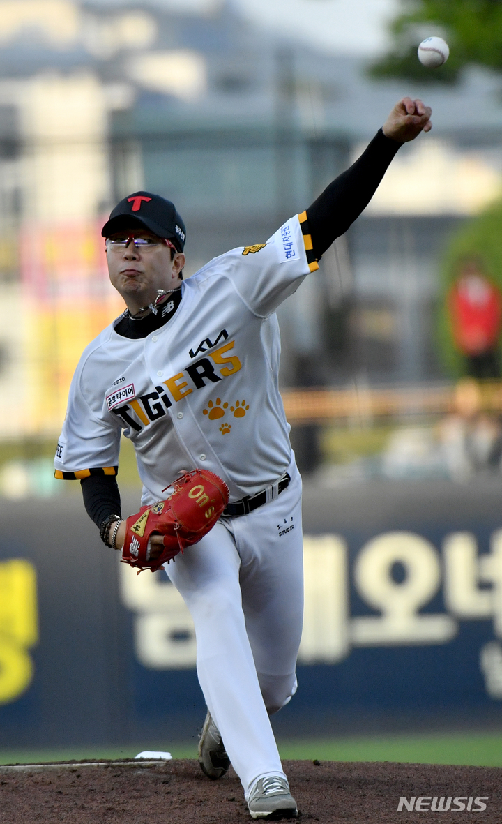 [광주=뉴시스] 김혜인 기자 = 9일 오후 광주 북구 광주-기아챔피언스필드에서 열린 2023프로야구&nbsp; KIA 타이거즈 대 SSG 경기, 선발투수 양현종이 역투하고 있다. 2023.05.09.hyein0342@newsis.com