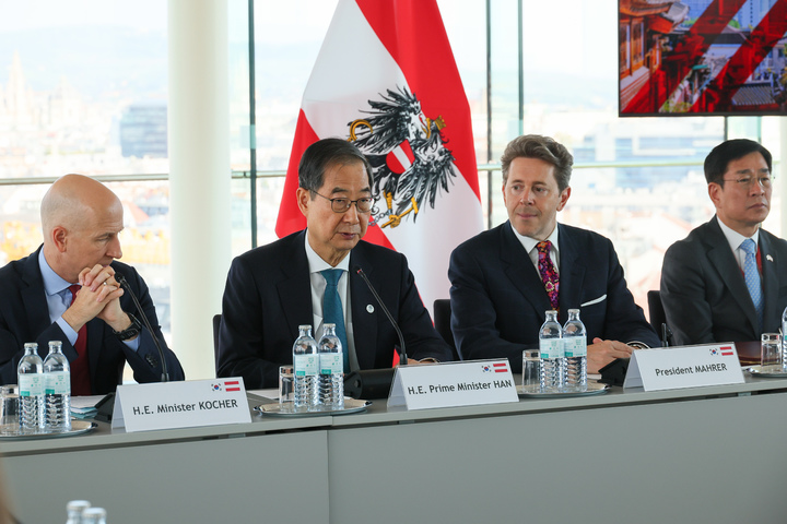 [서울=뉴시스] 유럽 4개국을 순방 중인 한덕수 국무총리가 8일(현지시각) 오스트리아 빈 상공회의소에서 열린 오스트리아 경제인 간담회에서 인사말을 하고 있다.(사진=국무총리실 제공) 2023.05.09. photo@newsis.com *재판매 및 DB 금지
