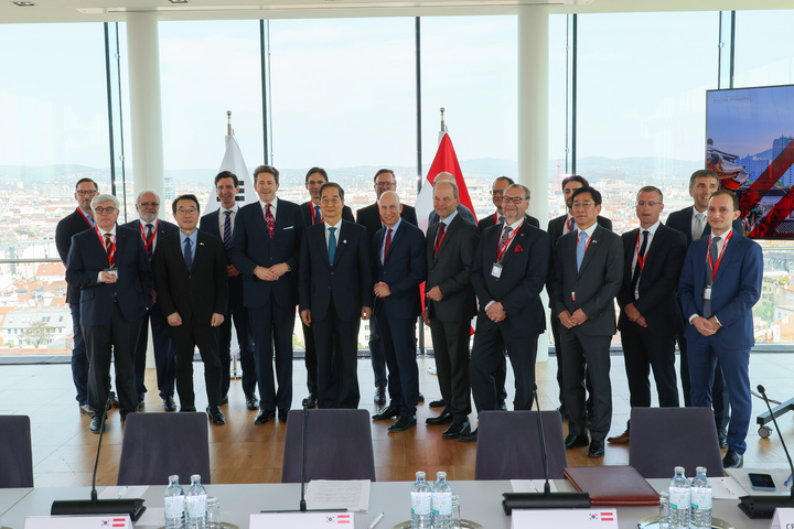 [서울=뉴시스] 유럽 4개국을 순방 중인 한덕수 국무총리가 8일(현지시각) 오스트리아 빈 상공회의소에서 열린 오스트리아 경제인 간담회에서 관계자들과 기념촬영을 하고 있다.(사진=국무총리실 제공) 2023.05.09. photo@newsis.com *재판매 및 DB 금지