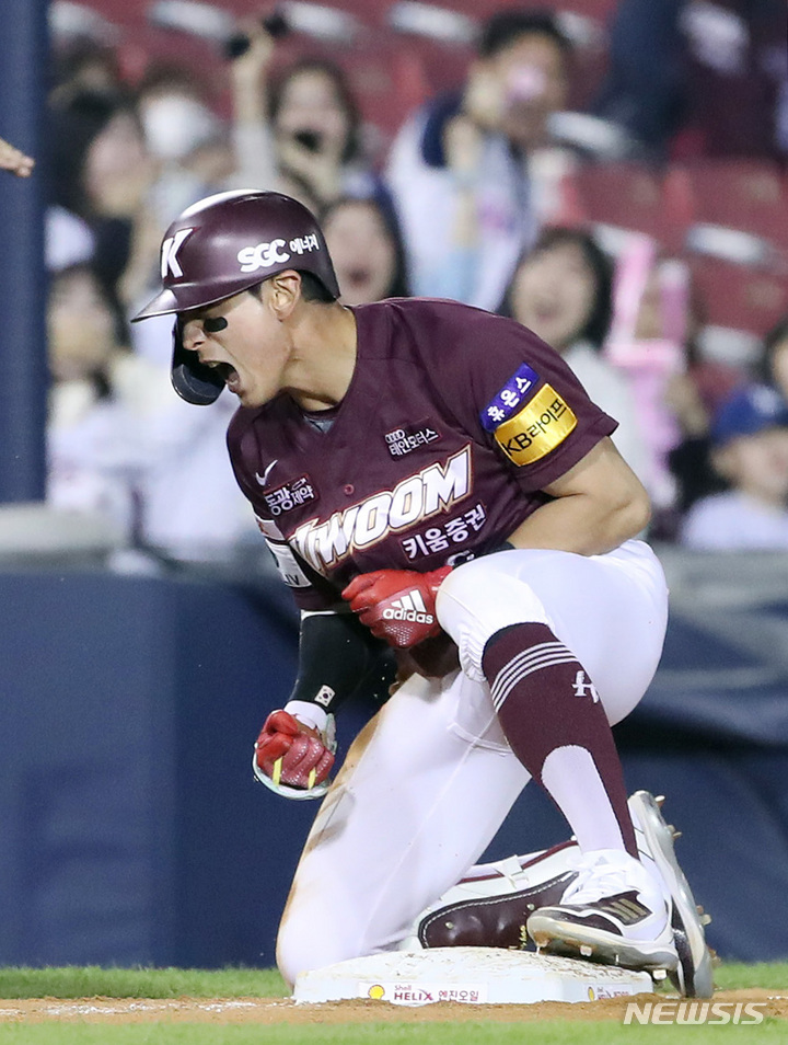 [서울=뉴시스] 김진아 기자 = 9일 서울 잠실야구장에서 열린 2023 KBO리그 LG 트윈스와 키움 히어로즈의 경기, 7회초 2사 1,2루 키움 이정후가 2타점 2루타를 친 후 3루까지 진루, 기뻐하고 있다. 2023.05.09. bluesoda@newsis.com