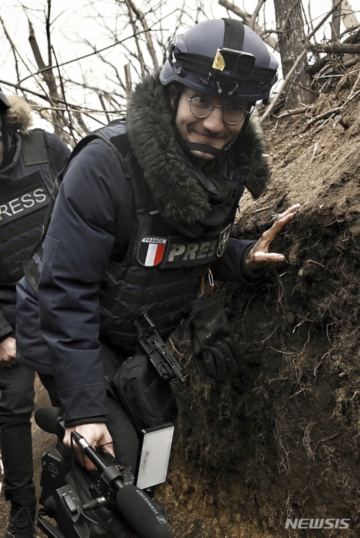 [AP/뉴시스] AFP종군기자 아르망 솔댕이 올해 3월 18일 취재 중에 한 참호안으로 들어가는 모습.  그는 5월9일 우크라이나군과 함께 동부 격전지 바흐무트시 부근으로 이동하던 중 러시아의 그라드 다연장 로켓포 공격으로 숨졌다고 AFP가 발표했다.  