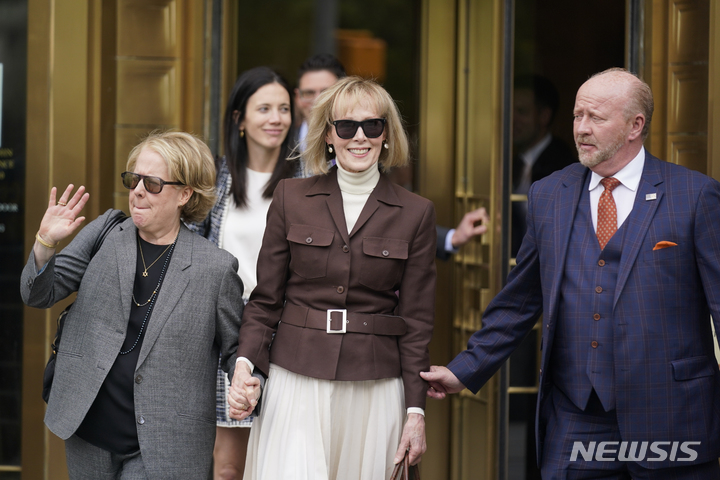 [뉴욕=AP/뉴시스] 도널드 트럼프 전 미 대통령이 자신이 작가 진 캐럴을 성폭행했다고 보도하는 미 언론들을 상대로 거듭 몡예훼손 소송을 제기하고 있다. 사진은 지난해 5월 트럼프 상대 손해배상 소송에서 승리한 캐럴이 웃으면서 뉴욕 연방법원을 나서는 모습. 2024.3.20.