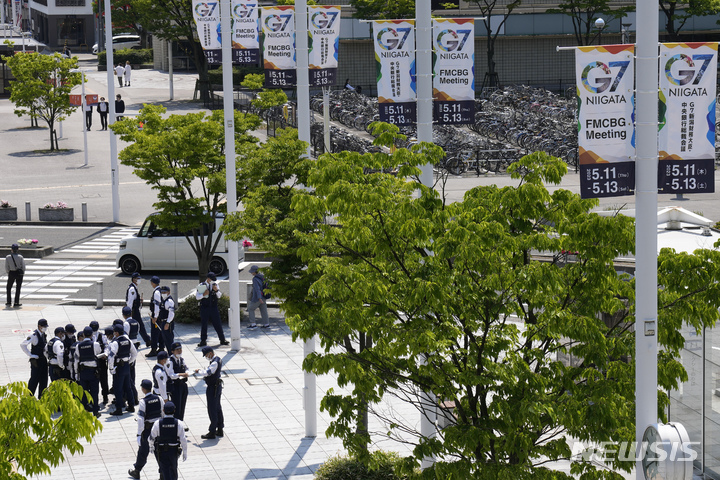 [니가타=AP/뉴시스] 일본 니가타에서 주요 7개국(G7) 재무장관·중앙은행 총재 회담을 앞뒀던 지난 10일 경찰관들이 니가타역 주변에 모여 경비를 서고 있다. 2023.05.12.