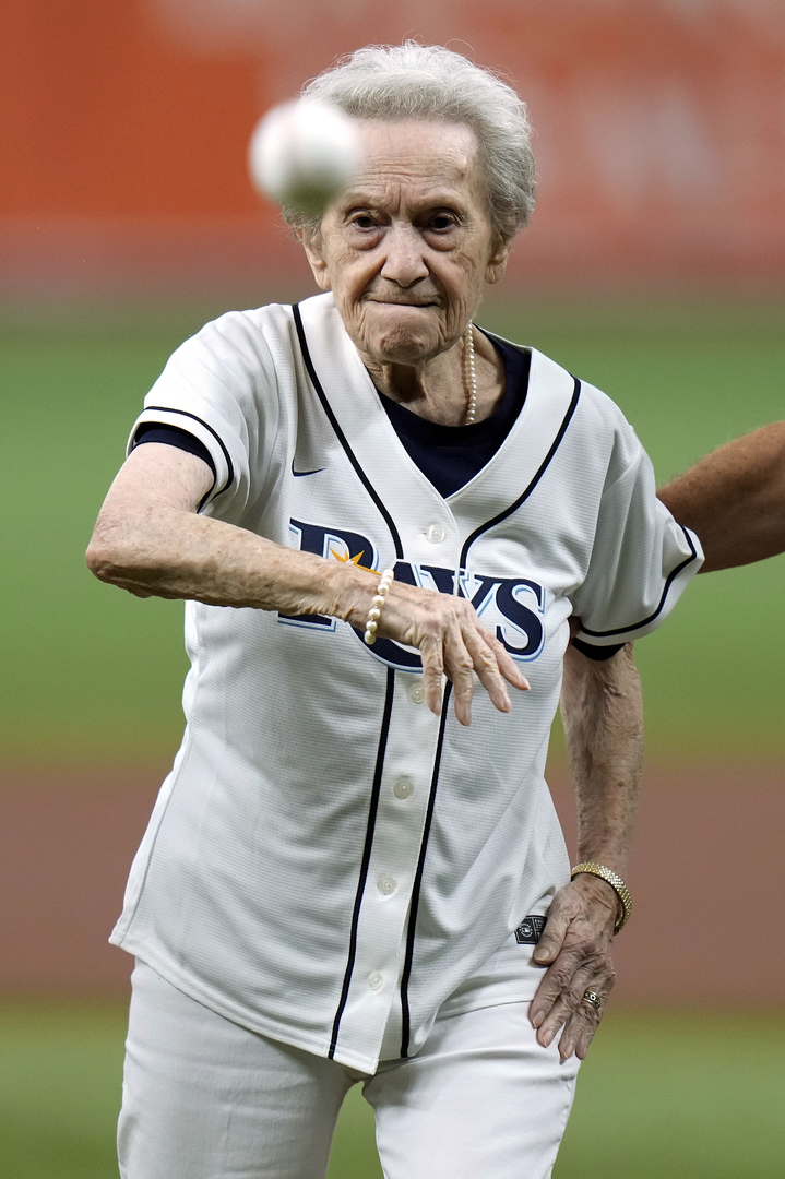 [플로리다=AP/뉴시스] 5일(현지시간) 미국 플로리다주 세인트피터스버그의 트로피카나 필드에서 열린 메이저리그 뉴욕 양키스-탬파베이 레이스 경기에서 홀로코스트 생존자 '헬렌 카한'이 100살 생일을 맞아 시구를 했다고 미국 폭스뉴스가 8일 보도했다. 사진은 시구하는 헬렌 카한의 모습. 2023.05.10. *재판매 및 DB 금지