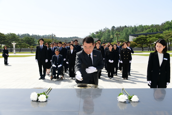 [광주=뉴시스] 송창헌 기자 =광주시의회 소속 의원들과 사무처 직원들이 5·18민주화운동 제43주년을 맞아 10일 국립 5·18민주묘지를 참배하고 있다. (사진=광주시의회 제공) 2023.05.10 photo@newsis.com *재판매 및 DB 금지
