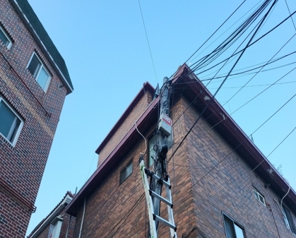 [서울=뉴시스]금천구, 공중케이블 정비사업 시행(사진=금천구 제공). *재판매 및 DB 금지