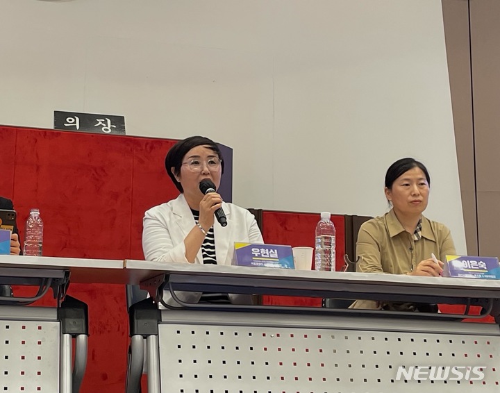 [서울=뉴시스] 신재우 기자 =10일 서울 여의도 국회박물관에서 사서 노동자 처우 개선을 위한 토론회가 개최됐다. 우현실 국가공무원노동조합 문화체육관광부지부 국립중앙도서관지회장이 토론회 현장 발언을 하고 있다. 2023.05.10. shin2roo@newsis.com