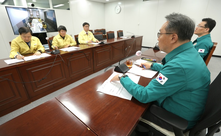 [사을=뉴시스] 박민수 보건복지부 제2차관이 10일 오후 정부세종청사에서 제5차 긴급상황점검회의를 진행하고 있다. (사진=보건복지부 제공) 2023.05.10. photo@newsis.com *재판매 및 DB 금지