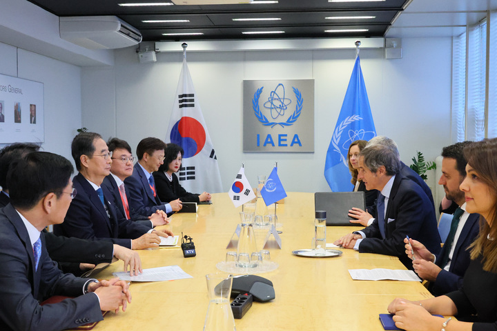 [서울=뉴시스] 유럽 4개국을 순방 중인 한덕수 국무총리가 9일(현지시각) 오스트리아 비엔나 국제센터에서 라파엘 그로시 IAEA(국제원자력기구) 사무총장을 만나 대화하고 있다.(사진=국무총리실 제공) 2023.05.10. photo@newsis.com *재판매 및 DB 금지