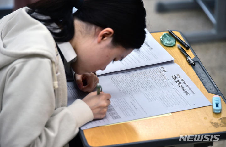 [대구=뉴시스] 이무열 기자 = 고교 3학년 대상으로 한 전국연합학력평가가 실시된 지난 10일 오전 대구 수성구 정화여자고등학교에서 고3 학생이 시험을 보고 있다. 2023.05.10. lmy@newsis.com