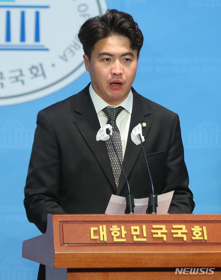 [서울=뉴시스] 추상철 기자 = 오영환 더불어민주당 의원이 10일 오전 서울 여의도 국회에서 이상민 행정안전부 장관 탄핵 TF 기자회견을 하고 있다. 2023.05.10. scchoo@newsis.com