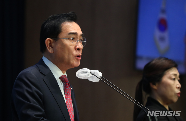 [서울=뉴시스] 추상철 기자 = 태영호 국민의힘 최고위원이 10일 오전 서울 여의도 국회에서 당 윤리위원회 징계 결정을 앞두고 최고위원직 사퇴 의사를 밝히고 있다. 2023.05.10. scchoo@newsis.com