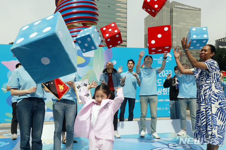 [서울=뉴시스] 최동준 기자 = 10일 서울 청계광장에서 피지유학생과 어린이가 오는 29일 서울에서 개최되는 2023 한-태평양도서국정상회의를 홍보하고 있다. 이번 정상회의는 한국과 태평양도서국 간 첫 정상회의로 '공동번영을 향한 항해: 푸른 태평양 협력 강화'라는 주제로 열린다. 2023.05.10. photocdj@newsis.com