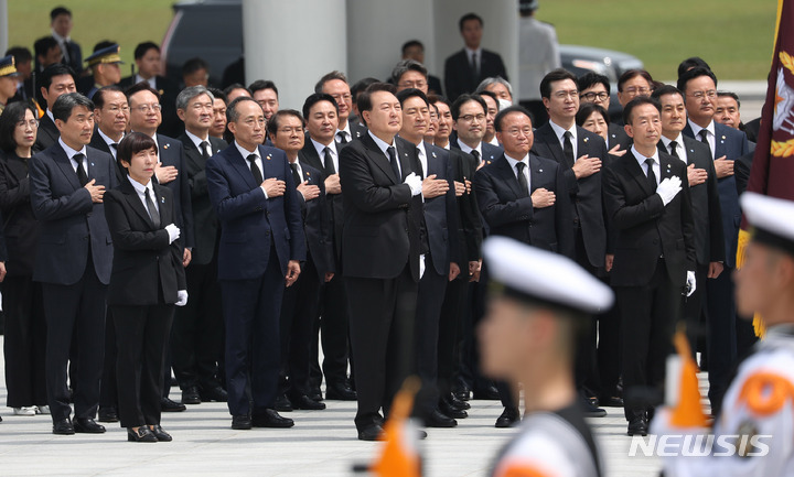 [서울=뉴시스] 홍효식 기자 = 윤석열 대통령이 정부 출범 1주년인 10일 오전 서울 동작구 국립서울현충원을 찾아 참배를 위해 현충탑으로 향하며 국기에 경례하고 있다. 2023.05.10. yesphoto@newsis.com